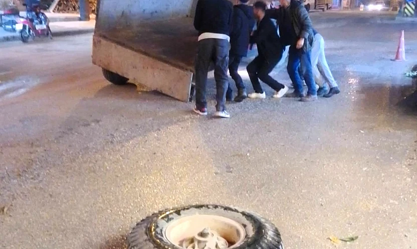 Dilek'te Bozulan Yollar Tepki Çekiyor: Traktörün Tekerleği Yerinden Fırladı