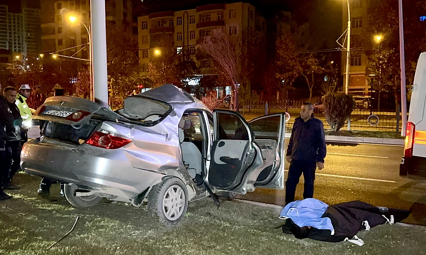 Direksiyon hâkimiyeti kayboldu, trambüs direği can aldı