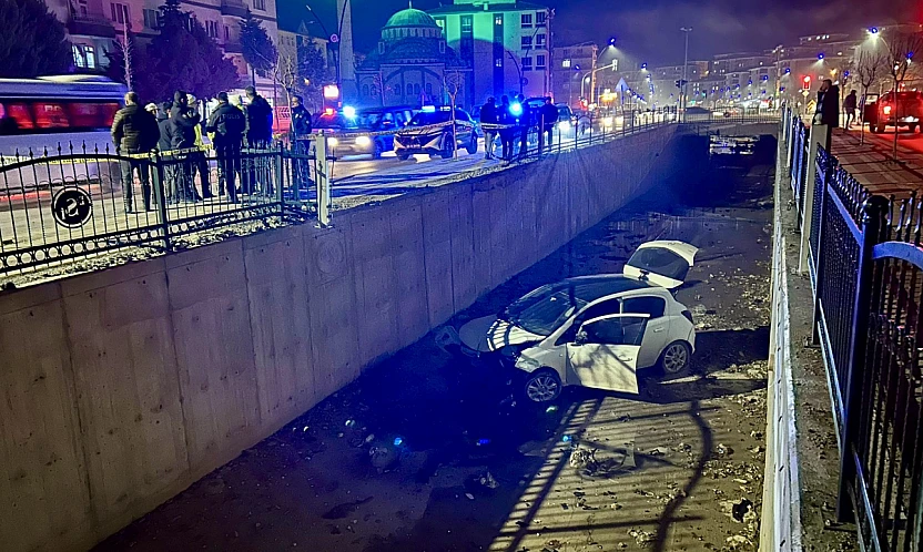 Direksiyon Hakimiyetini Kaybeden Sürücü Sulama Kanalına Uçtu