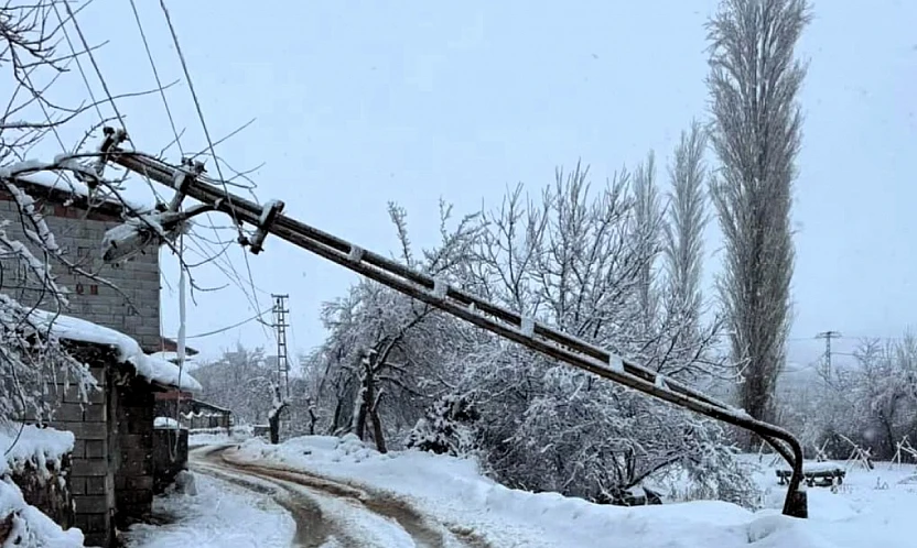 Doğanşehir'de Kar ve Tipi Elektrik Direğini Devirdi