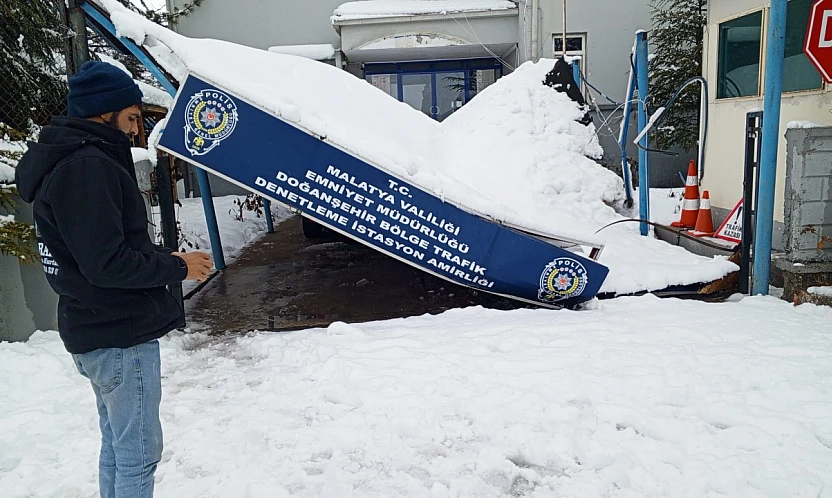 Doğanşehir'de Kar Yağışı Nedeniyle Sundurma Çöktü