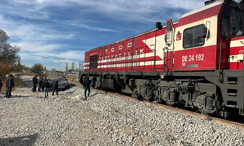 Doğanşehir'de Ölümle Burun Buruna! Lokomotif Otomobili Biçti