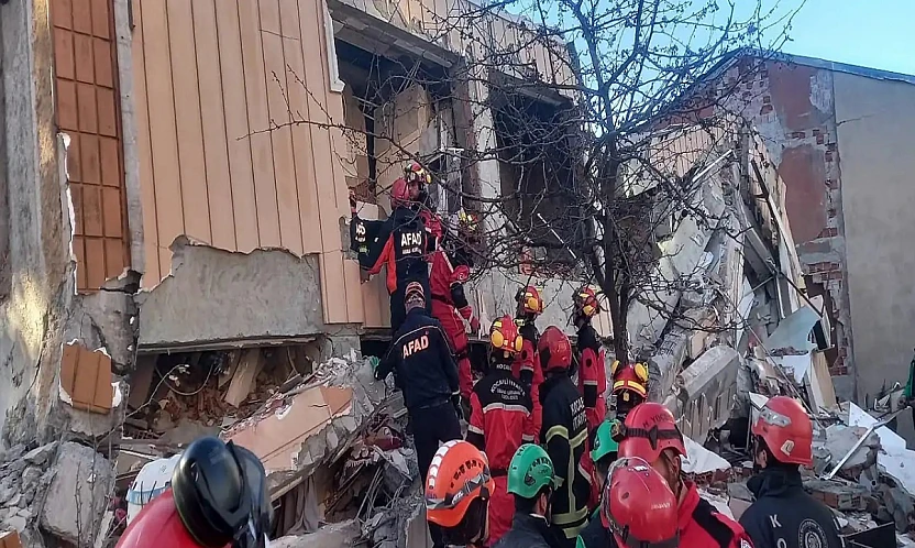 Gebze'de çöken binada aynı aileden 4 kişi hayatını kaybetti