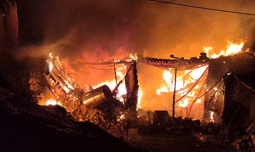 Gece Yarısı Alevler Köyü Aydınlattı: Bir Ev Tamamen Yandı
