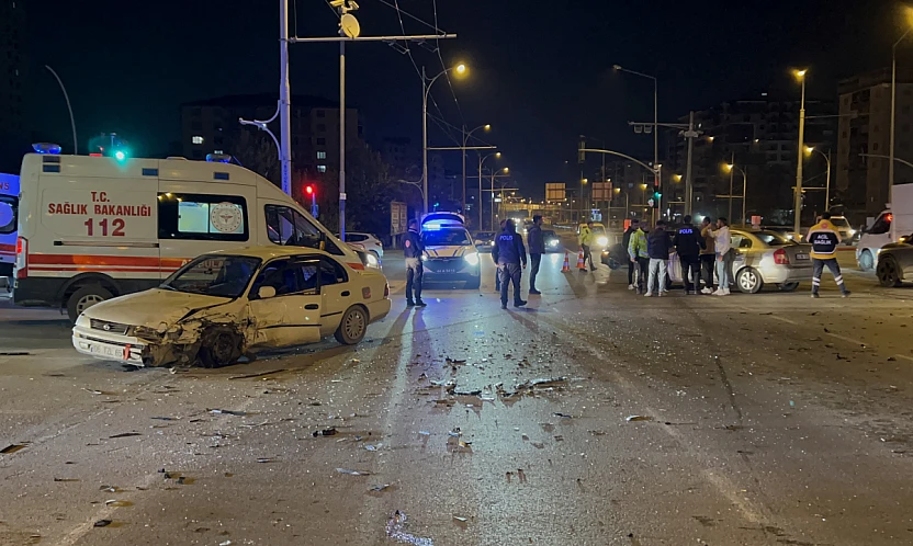 Gece Yarısı Feci Kaza: Çöşnük Kavşağı'nda 6 Yaralı