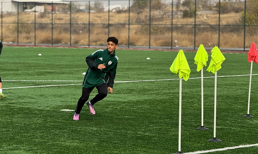 Geleceğin Yıldızı Emir Süleyman Ataş A Takım Antrenmanında