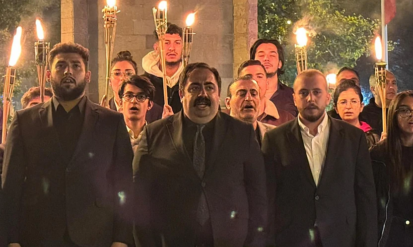 Gençler, 10 Kasım'da Atatürk'ü Meşalelerle Andı