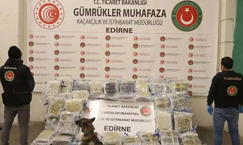 Gümrüklerde uyuşturucu operasyonu: 886 kilo esrar, 200 kilo metamfetamin ele geçirildi