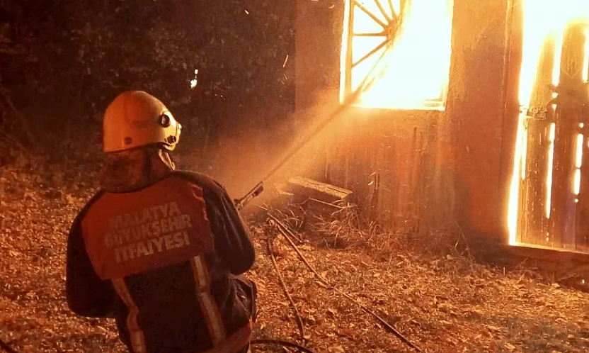 Hekimhan'da Baraka Yangını Korkuttu