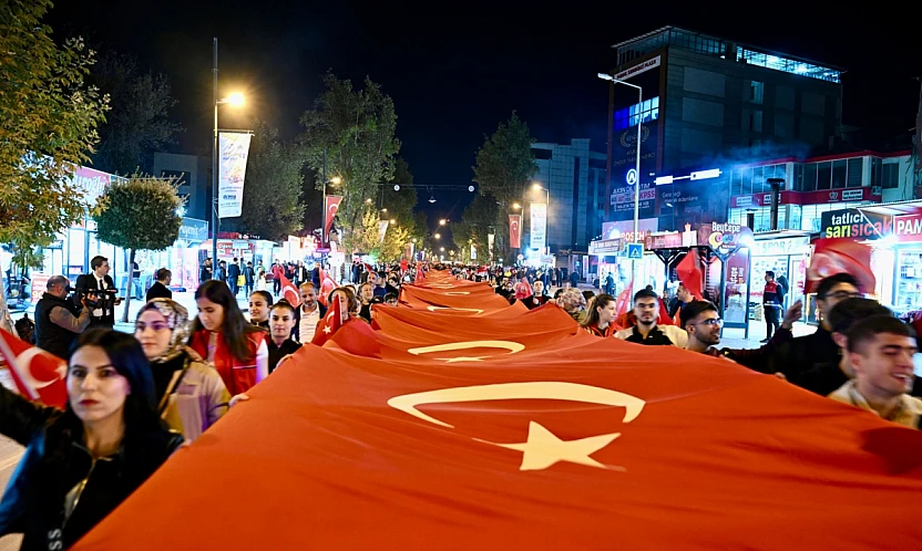 İnönü Caddesi Kırmızı Beyaza Büründü: Cumhuriyet'in 102. Yılı Kutlandı