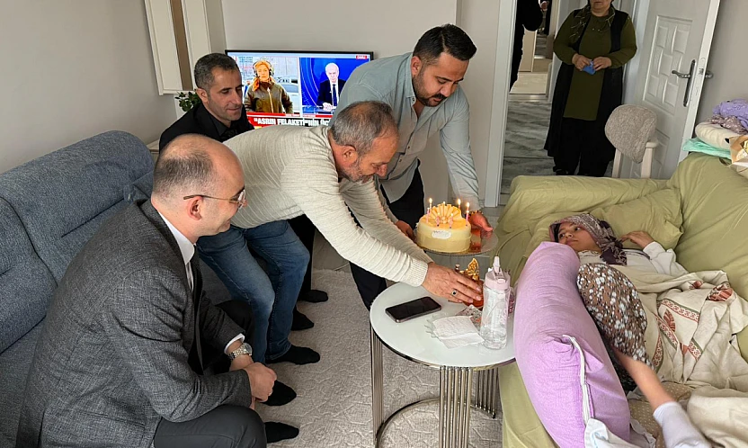 Kaymakam Sungur'dan Depremzede Ahsen Tapar'a Moral Ziyareti