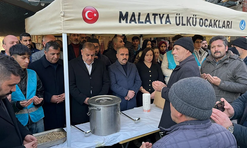 Kışla Caddesi'nde Manevi Buluşma: Ülkü Ocakları'ndan Aşure İkramı