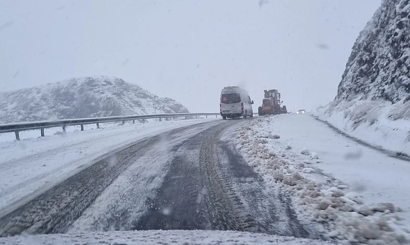 Kubbe Dağı'nda Araçlar Yüksek Kesimlerde Zorlandı, Yol Açma Çalışmaları Devam Ediyor