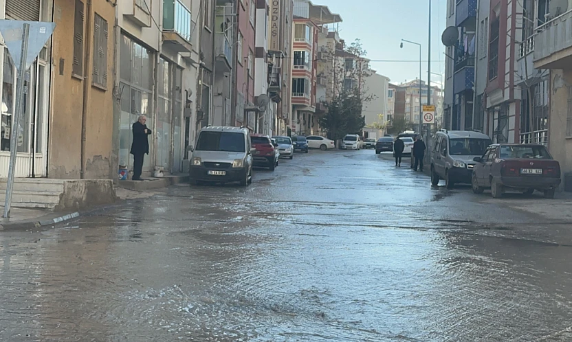 Malatya'da İçme Suyu Hattı Patladı, Sokaklar Sular Altında Kaldı