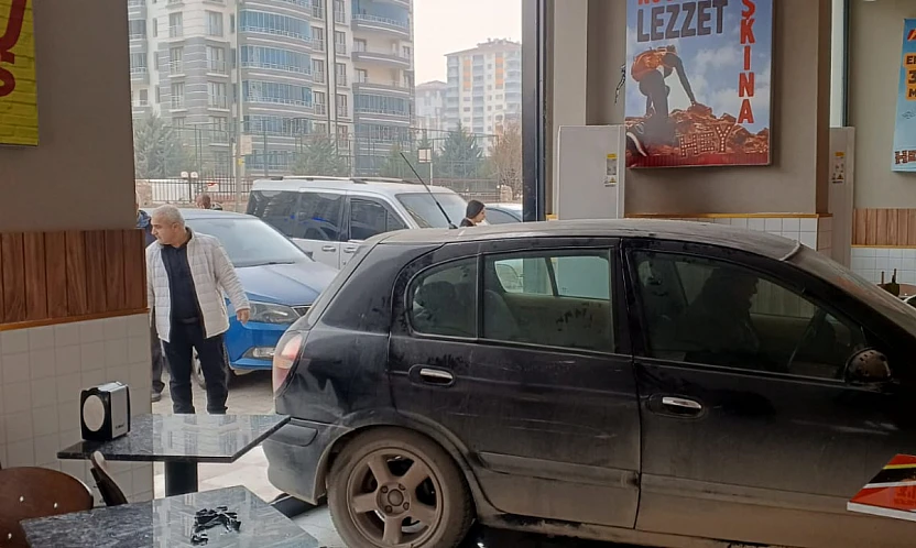 Malatya'da ilginç kaza: Otomobil iş yerinin içine girdi