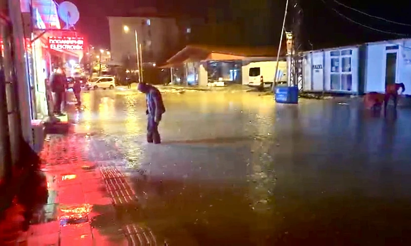 Malatya'da Sağanak Yağış Yolları Göle Çevirdi