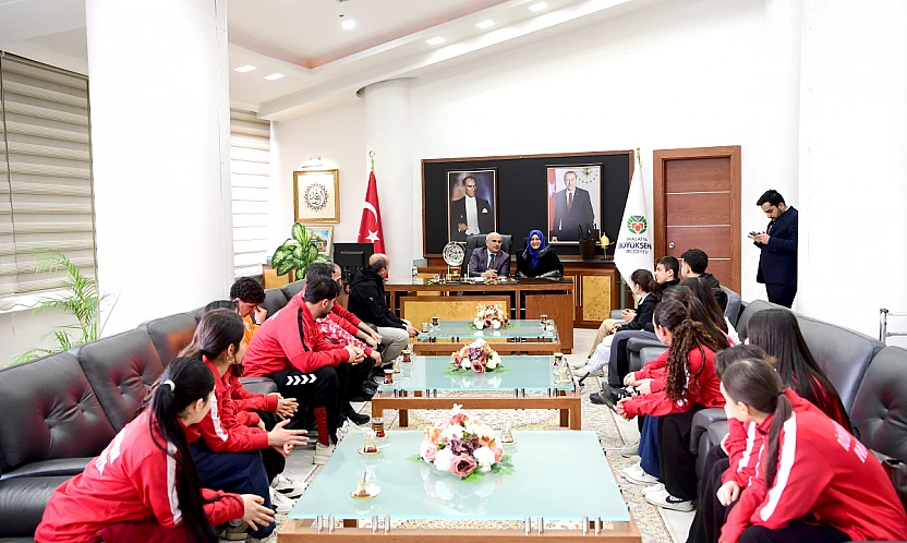 Malatya'da spor yatırımları büyüyor, şampiyonlar ödüllendirildi