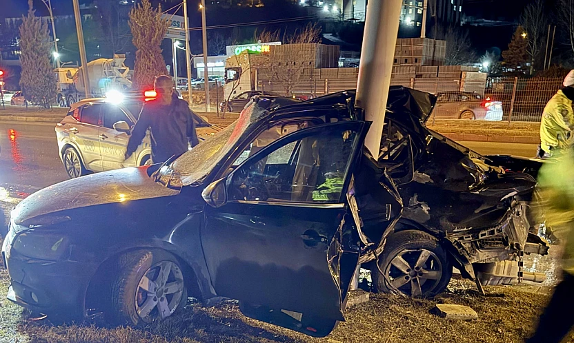 Malatya–Elazığ karayolunda otomobil Trambüs direğine çarptı: 1 yaralı