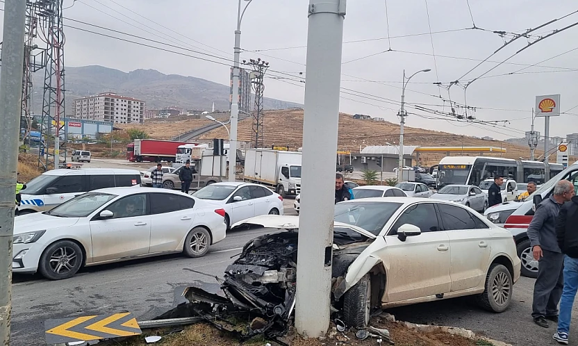 Malatya-Elazığ Yolu'nda Kavşak Kazası: Sürücüler Hastaneye Kaldırıldı