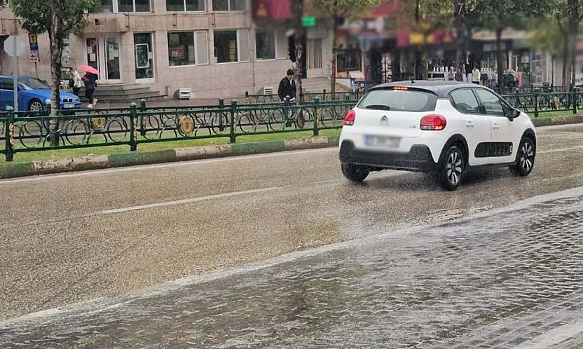 Meteoroloji'den kuvvetli yağış uyarısı: Bazı bölgelerde sağanak ve fırtına bekleniyor
