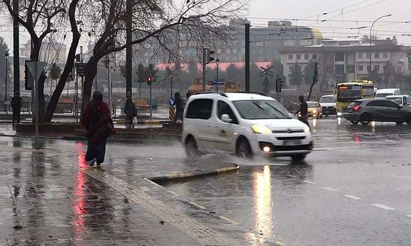 Meteoroloji'den Peş Peşe Uyarılar: Yağış, Rüzgâr ve Çığ Tehlikesi