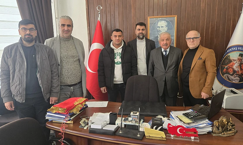 Milli ve Manevi Değerlere Vurgu: Hacı Bektaş Veli Derneği'ne Bayrak Takdimi