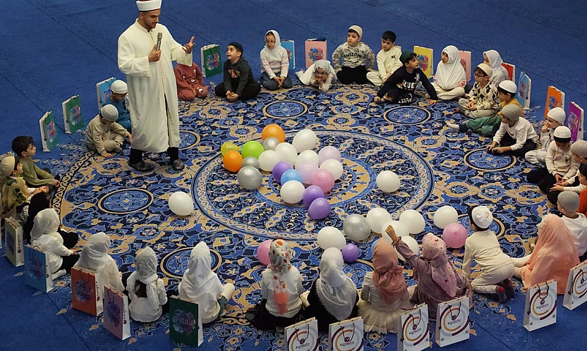 Minik Kalplere Üç Aylar Anlatıldı