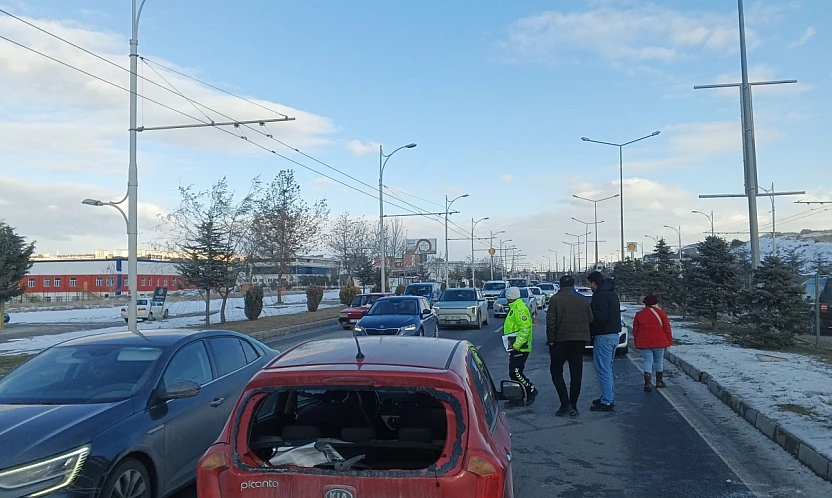 Otomobil Tıra Arkadan Çarptı, Yol Kenarına Savruldu