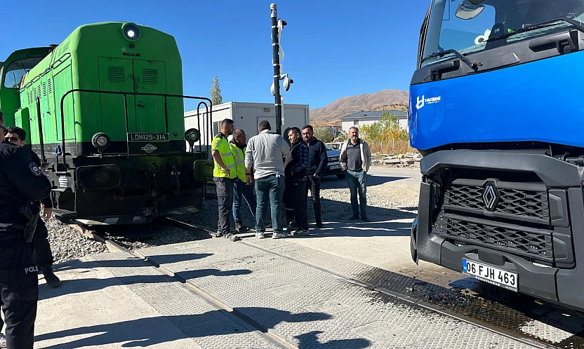 Raylarda Tehlike: Doğanşehir'de Tır, Yük Trenine Çarptı