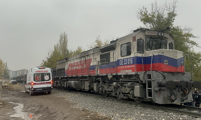 Rayların Üzerine Düşen Yaşlı Adam Tren Altında Kaldı