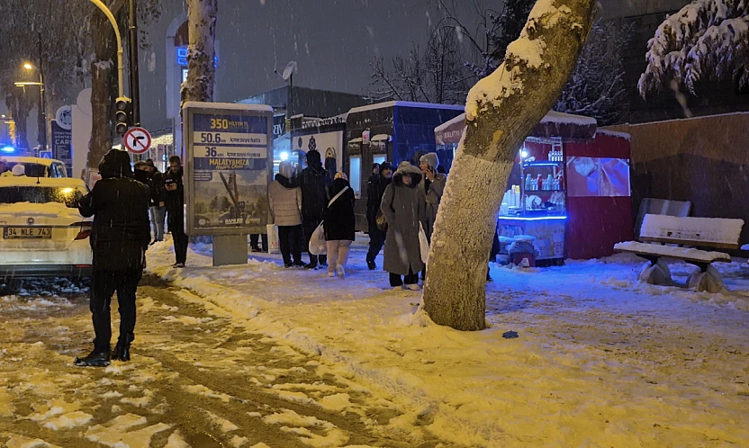 Seyyar Satıcı Önünde Bıçaklı Olay: 1 Kişinin Durumu Kritik