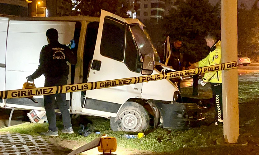 Trambüs Direğine Çarpan Minibüste Alkol Şişeleri Bulundu: 18'lik Sürücü Yaşamını Yitirdi