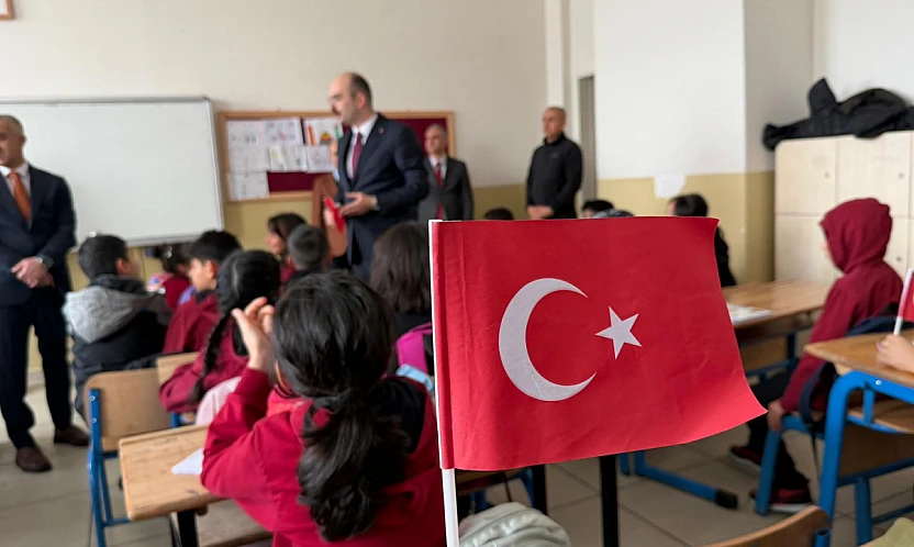 Yeni eğitim öğretim yılının ilk dersinde bayrak bilinci işlendi