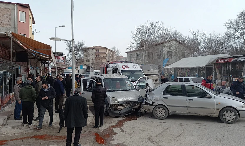 Yeşilyurt'ta Trafik Kazası: Otomobil Taksiye Çarptı