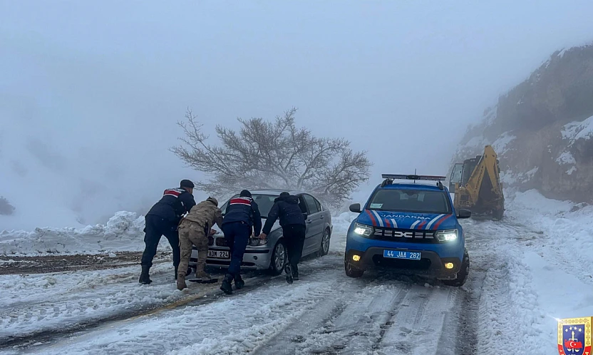 Zorlu Kış Şartlarında Örnek Operasyon: 47 Vatandaş Güvenli Alanlara Sevk Edildi